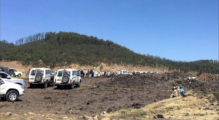 Hiện trường chiếc Boeing 737 Max 8 của hãng Ethiopian Airlines rơi ngày 10-3. Ảnh: REUTERS