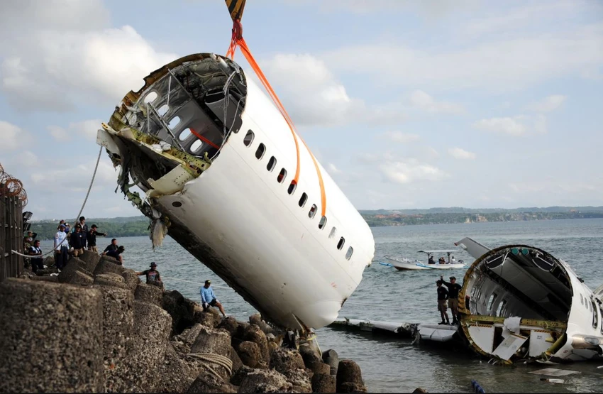 Xác chiếc Boeing 737 Max 8 của hãng Lion Air rơi xuống biển được trục vớt. Ảnh: TELEGRAPH