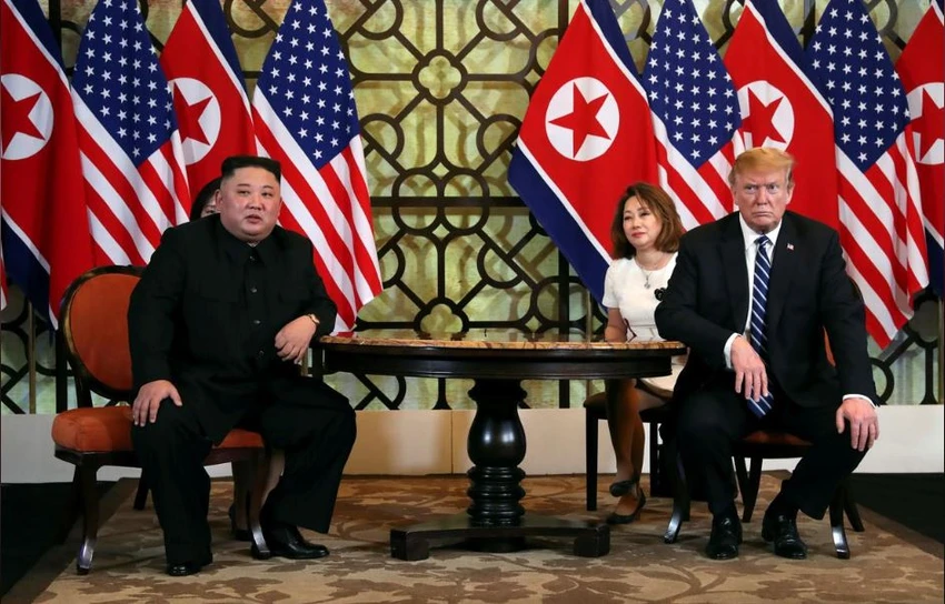 Lãnh đạo Triều Tiên Kim Jong-un (trái) và Tổng thống Mỹ Donald Trump tại kỳ thượng đỉnh thứ hai ở Hà Nội ngày 28-2. Ảnh: REUTERS