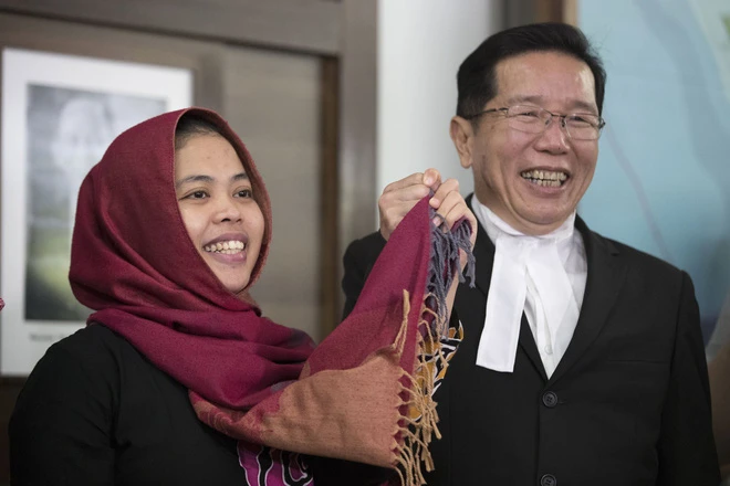 Cô Siti Aisyah và luật sư của mình tại Đại sứ quán Indonesia ngày 11-3. Ảnh: AP