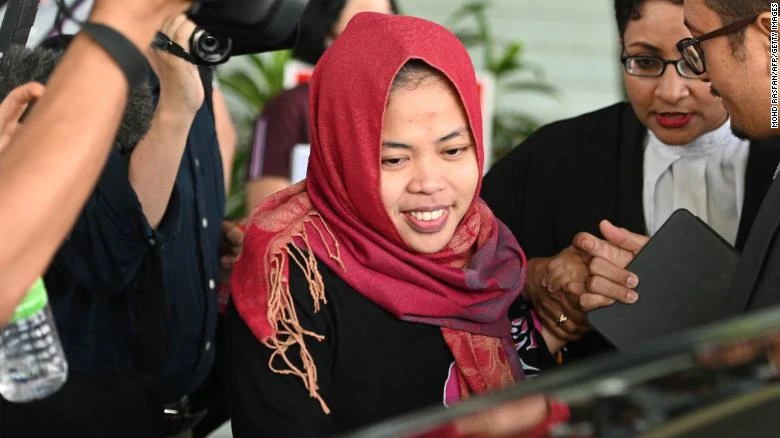 Nữ công dân Siti Aisyah cười khi bước ra khỏi tòa thượng thẩm Shah Alam ở thủ đô Huala Lumpur (Malaysia) sáng 11-3. Ảnh: AFP