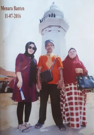 Cô Siti Aisyah (trái) cùng bố mẹ tại quê nhà. Ảnh: GUARDIAN