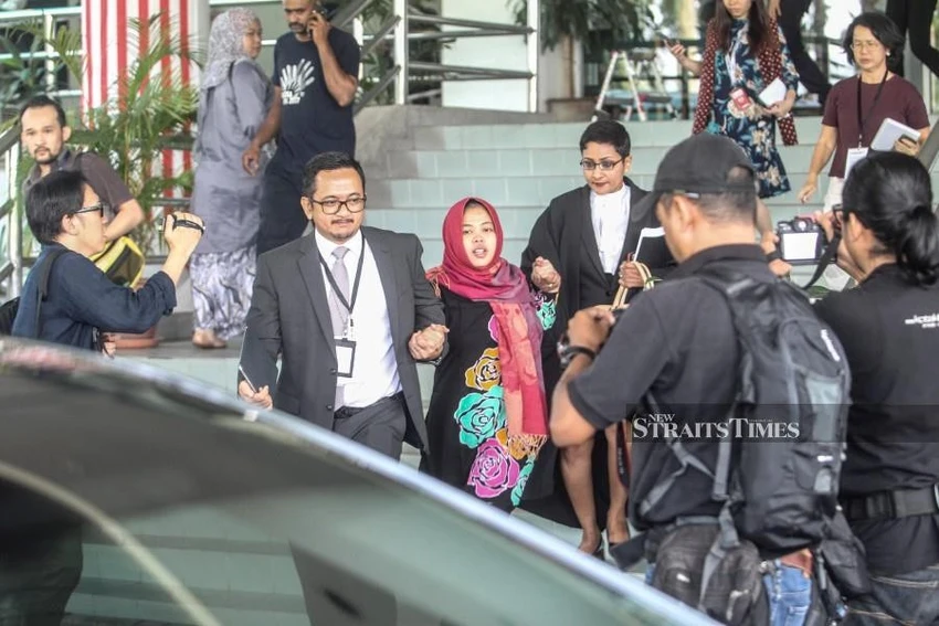 Cô Siti Aisyah rời tòa thượng thẩm Shah Alam sáng 11-3, sau khi cáo buộc giết ông Kim Jong-nam được các công tố viên rút lại. Ảnh: NST