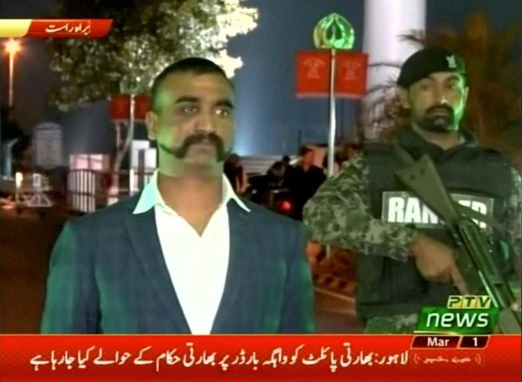 Phi công Ấn Độ Abhinandan được phía Pakistan hộ tống trao trả cho phía Ấn Độ tại biên giới Kashmir ngày 1-3. Ảnh: REUTERS