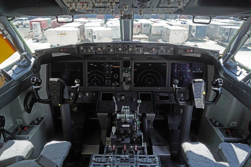 Buồng lái của một chiếc Boeing 737 MAX 8 của hãng Lion Air đang ngưng khai thác. Ảnh: BLOOMBERG
