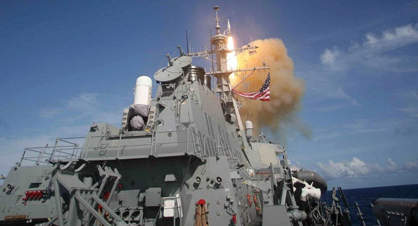 Tên lửa SM-3 được phóng từ tàu khu trục USS Decatur lớp Arleigh Burge được trang bị hệ thống tên lửa phòng thủ Aegis, trong một vụ thử tên lửa đạn đạo của Cơ quan Tên lửa Phòng thủ Mỹ. Ảnh: SPUTNIK