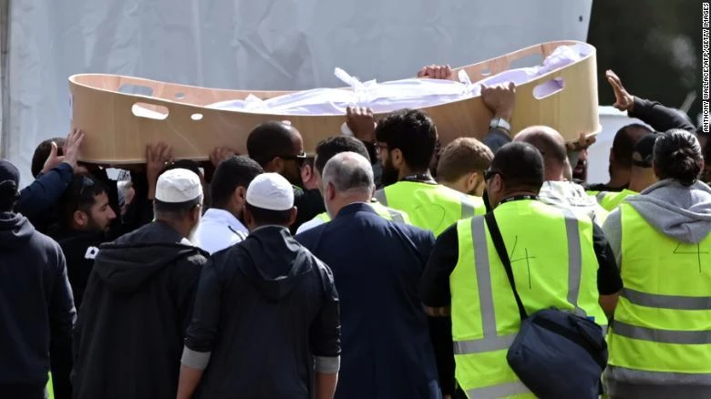 Hàng trăm người đến tiễn đưa hai nạn nhân vụ xả súng – người cha Khaled Mustafa 44 tuổi và con trai Hamza 15 tuổi, ngày 20-3. Ảnh: CNN