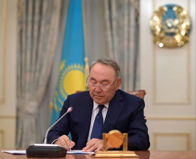 Tổng thống Kazakhstan Nursultan Nazarbayev trong buổi tuyên bố từ chức trên sóng truyền hình trực tiếp quốc gia ngày 19-3, từ thủ đô Astana (Kazakhstan). Ảnh: REUTERS