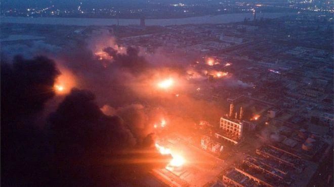 Có đến 8 điểm cháy lớn tại nhà máy, trong đó có 3 thùng hóa chất lớn. Ảnh: REUTERS