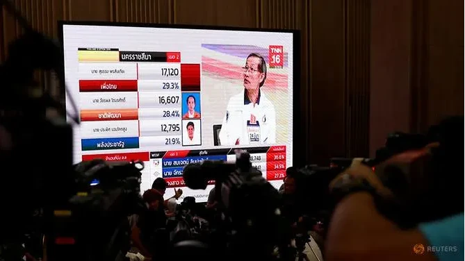 Phóng viên theo dõi kết quả bầu cử, đêm 24-3 tại Bangkok (Thái Lan). Ảnh: REUTERS