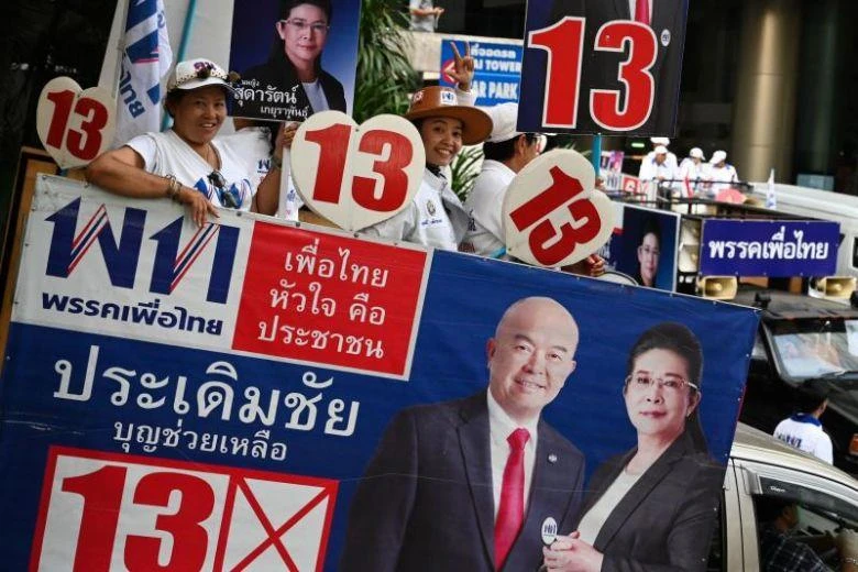 Người ủng hộ đảng Pheu Thai. Các đảng ủng hộ ông Prayut chỉ cần tập trung 126 ghế ở Hạ viện là có thể có được tối thiểu 376 ghế ở lưỡng viện để kiểm soát Quốc hội. Ảnh: EPA