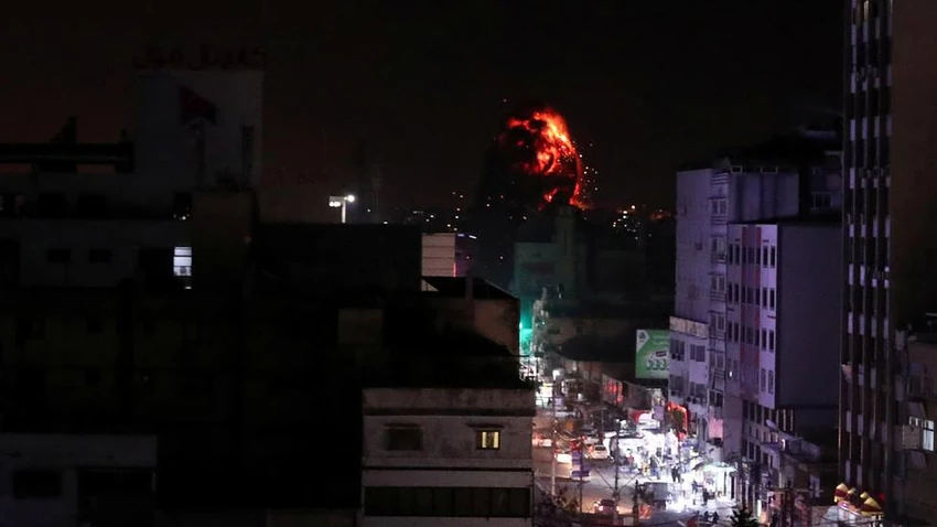 Tên lửa Israel rơi ở Dải Gaza. Ảnh: REUTERS
