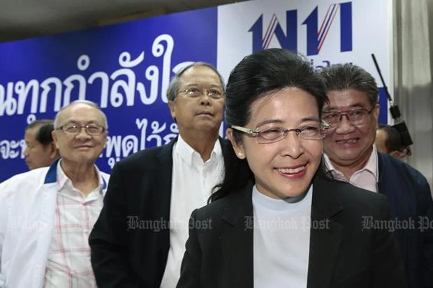 Bà Suradat Keyuraphan, ứng viên thủ tướng của đảng Pheu Thai tại cuộc họp báo tại trụ sở đảng ngày 25-3. Ảnh: BANGKOK POST