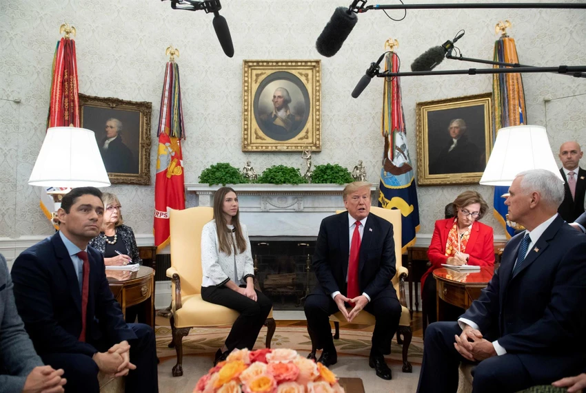 Tổng thống Mỹ Donald Trump (phải) tiếp bà Fabiana Rosales – vợ tổng thống lâm thời tự xưng Juan Guaido của Venezuela – tại phòng Bầu dục ở Nhà Trắng ngày 27-3. Ảnh: GETTY IMAGES