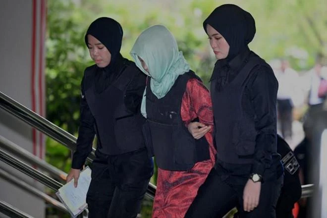 Đoàn Thị Hương được hộ tống tới tòa sáng nay 1-4. Ảnh: AFP