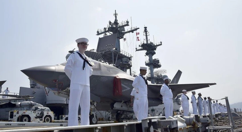 Thủy thủ trên tàu đổ bộ tấn công USS Wasp đến vịnh Subic ở Philippines chuẩn bị cho cuộc tập trận Balikatan. Ảnh: US NAVY