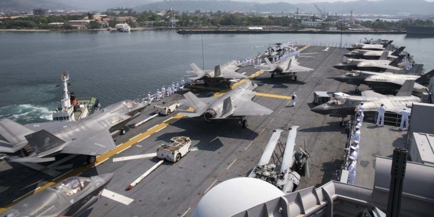  F-35B và thủy thủ trên tàu USS Wasp. Ảnh: US NAVY