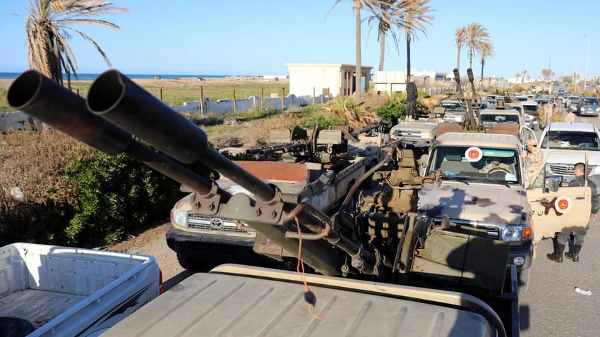 Xe quân sự của lực lượng GNA trung thành chính quyền thủ đô tập trung tại Tripoli (Libya). Ảnh: REUTERS