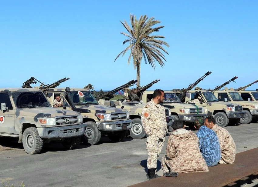 Xe quân sự của lực lượng ủng hộ chính quyền Tripoli tại khu ngoại ô Tajura, Đông Tripoli ngày 6-4. Ảnh: REUTERS