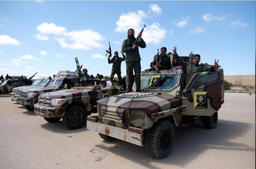 Lính LNA của Tướng Haftar ngày 7-4 từ Benghazi tiến về hỗ trợ nhóm lính LNA đã xuất quân trước đó. Ảnh: REUTERS