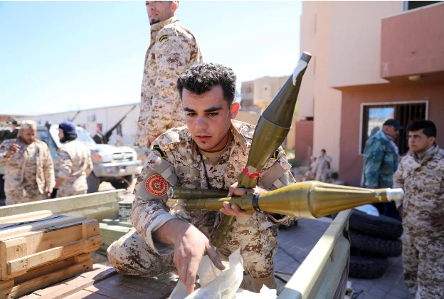 Lực lượng ủng hộ GNA tại TP Misrata chuẩn bị vũ khí di chuyển về bảo vệ thủ đô Tripoli ngày 8-4. Ảnh: REUTERS