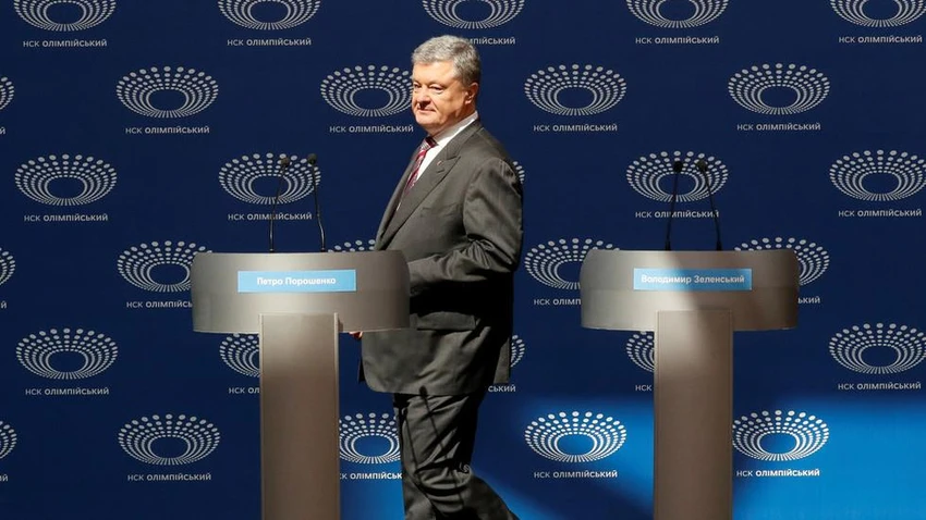 Ông Poroshenko đứng trên bên cạnh hai bục tranh luận chuẩn bị cho ông và đối thủ Zelenskiy, nhưng ông Zelenskiy vắng mặt. Ảnh: REUTERS