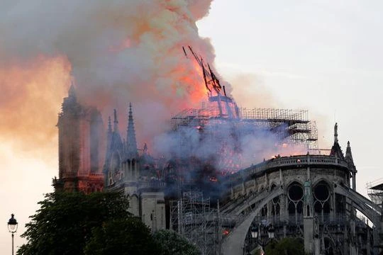 Nhìn cảnh Nhà thờ Đức Bà Paris chìm trong lửa là sự khó khăn với người dân Pháp. Ảnh: EPA