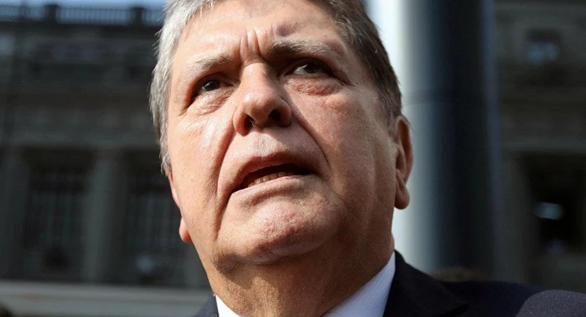 Cựu Tổng thống Peru Alan Gracia tự bắn vào cổ mình khi cảnh sát tới nhà bắt ông vì cáo buộc nhận hối lộ. Ảnh: REUTERS