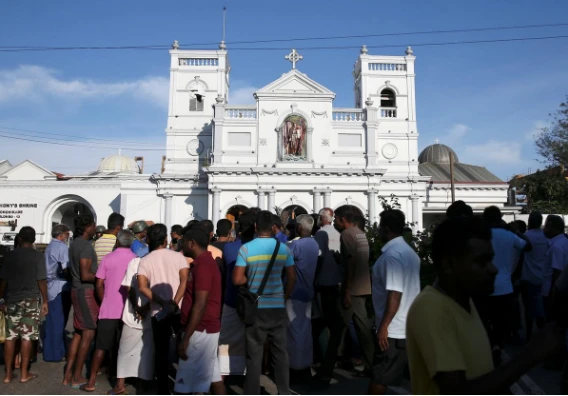 Người dân tập trung trước nhà thờ Thánh Anthony ở thủ đô Colombo (Sri Lanka) ngày 22-4, một ngày sau khi nhà thờ này bị đánh bom. Ảnh: REUTERS