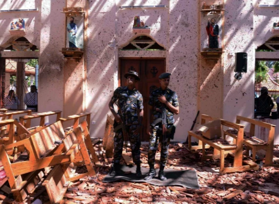 Hiện trường một nhà thờ ở TP Negombo (Sri Lanka) bị đánh bom ngày 21-4. Ảnh: REUTERS
