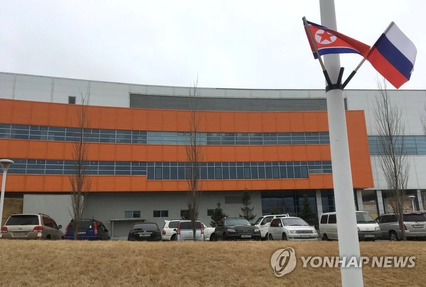 Trường đại học Liên bang Viễn Đông ở TP Vladivostok (Nga) – nơi dự kiến sẽ diễn ra cuộc gặp Kim-Putin. Cờ Triều Tiên và cờ Nga được treo trên cột cờ ngày 23-4. Ảnh: YONHAP
