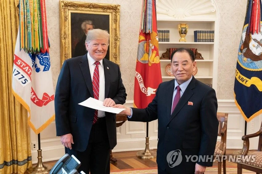 Ông Kim Yong-chol, trưởng đoàn đàm phán hạt nhân Triều Tiên chuyển lá thư của lãnh đạo Triều Tiên Kim Jong-un đến Tổng thống Mỹ Donald Trump khi sang Mỹ tháng 1. Ảnh: YONHAP