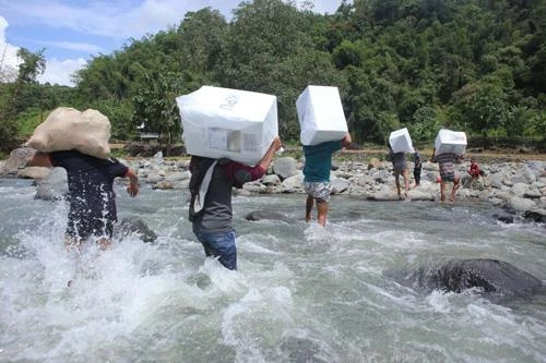 Nhân viên bầu cử di chuyển các thùng phiếu chuẩn bị cho cuộc bầu cử tổng thống và lập pháp tại làng Bonto Matinggi, tỉnh Nam Sulawesi (Indonesia) ngày 16-4. Ảnh: AFP