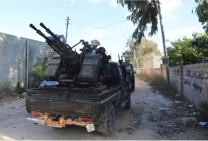 Xe quân sự của phe GNA trong phiên giao tranh với phe LNA ở khu Ain Zara ở Tripoli (Libya) ngày 28-4. Ảnh: REUTERS