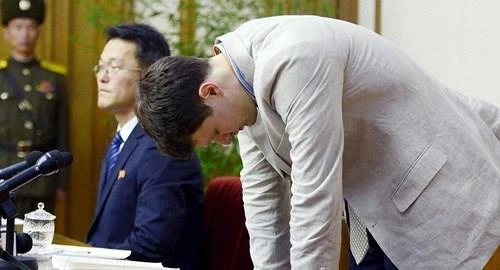 Sinh viên Mỹ Otto Warmbier cúi đầu xin lỗi trong một cuộc họp báo ở Bình Nhưỡng (Triều Tiên) hồi tháng 2-2016. Ảnh: KYODO công bố ngày 29-2-2016