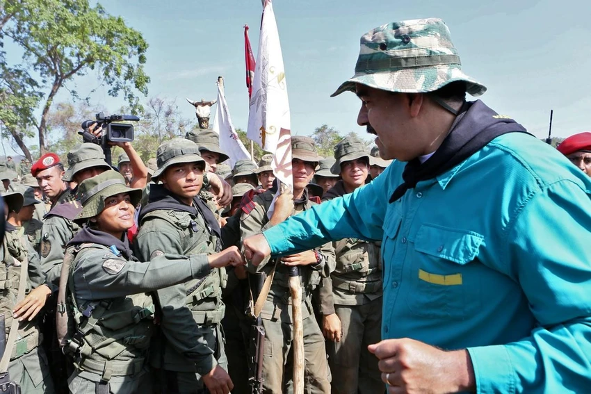 Tổng thống Venezuela Nicolas Maduro ủy lạo học viên sĩ quan tại đại học quân sự Bolivarian ở bang Cojedes (Venezuela). Ảnh: AFP