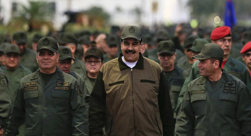 Ông Maduro (giữa) vẫn được sử ủng hộ rất lớn từ quân đội. Ảnh: AP