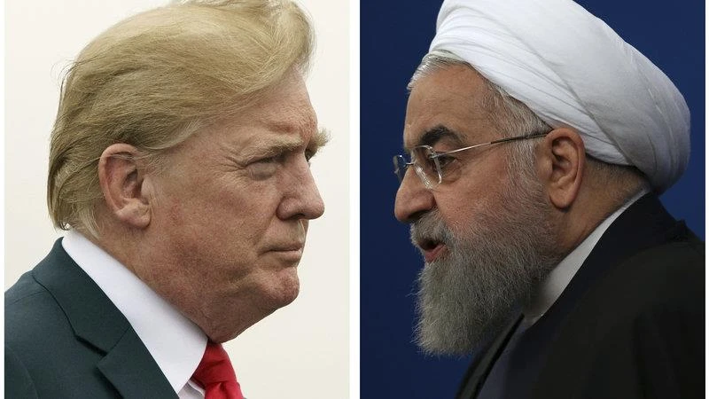 Có thông tin Nhà Trắng đã chia sẻ cho đại sứ quán Thụy Sĩ tại Iran một số điện thoại mà các Tổng thống Iran Hassan Rouhani (trái) có thể dùng để tiếp cận với Tổng thống Mỹ Donald Trump (phải). Ảnh: NPR