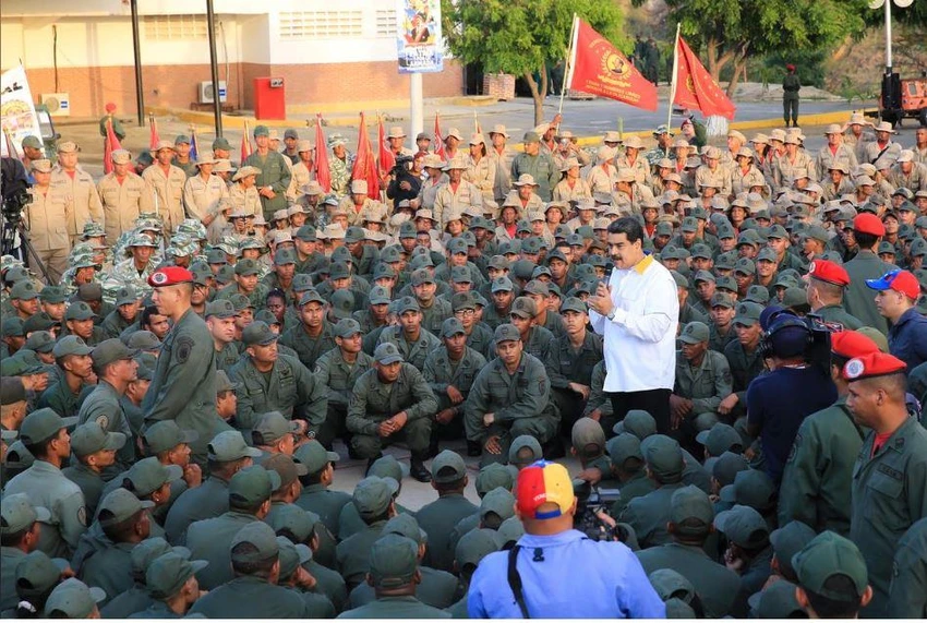 Tổng thống Nicolas Maduro trong một buổi lễ tại một căn cứ hải quân ở TP Catia La Mar, bang Vargas (Venezuela) ngày 14-5. Ảnh: REUTERS