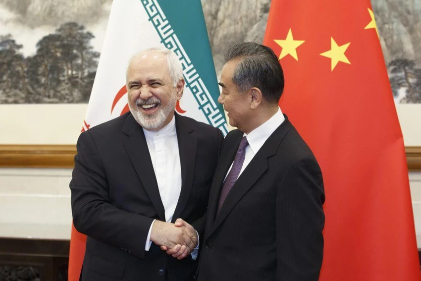Bộ trưởng Ngoại giao Trung Quốc Vương Nghị (phải) trong buổi tiếp Ngoại trưởng Iran Mohammad Javad Zarif (trái) tại nhà khách Điếu Ngư Đài ở Bắc Kinh (Trung Quốc) ngày 18-5. Ảnh: AP