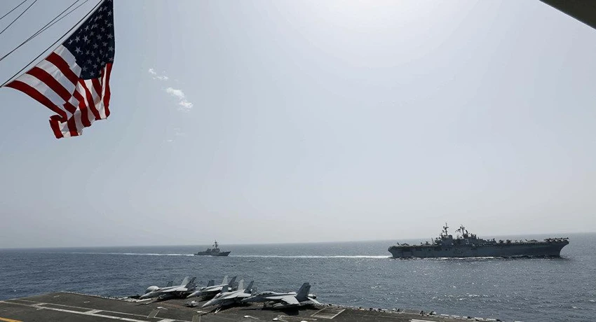 Tàu đổ bộ tấn công USS Kearsarge (phải) và tàu khu trục USS Bainbridge (trái) trang bị tên lửa dẫn đường di chuyển trên biển Ả Rập ngày 17-5. AP đưa hình ảnh được chụp từ tàu sân bay USS Abraham Lincoln.