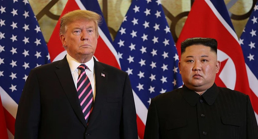 Lãnh đạo Triều Tiên Kim Jong-un (phải) từng lo không thể giao tiếp tiếng Anh tốt với Tổng thống Mỹ Donald Trump (trái). Ảnh: REUTERS