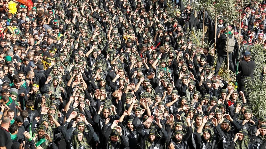 Các tay súng ủng hộ Hezbollah. Ảnh: REUTERS