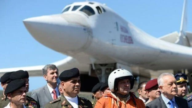 Venezuela đón hai chiếc máy bay ném bom hạng nặng, siêu thanh Tupolev-160 mua từ Nga. Ảnh: AFP