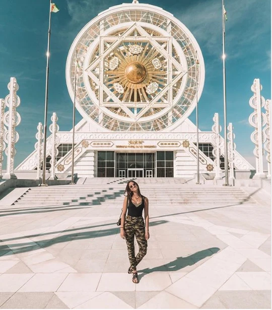 Cô gái trẻ Lexie Alford trong một chuyến đi đến Turkmenistan. Ảnh: INSTAGRAM