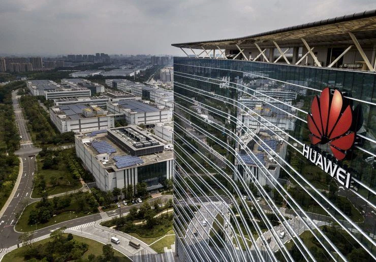 Logo Huawei trên một cơ sở sản xuất của Huawei ở TP Đông Hoản, tỉnh Quảng Đông (Trung Quốc). Ảnh: GETTY IMAGES