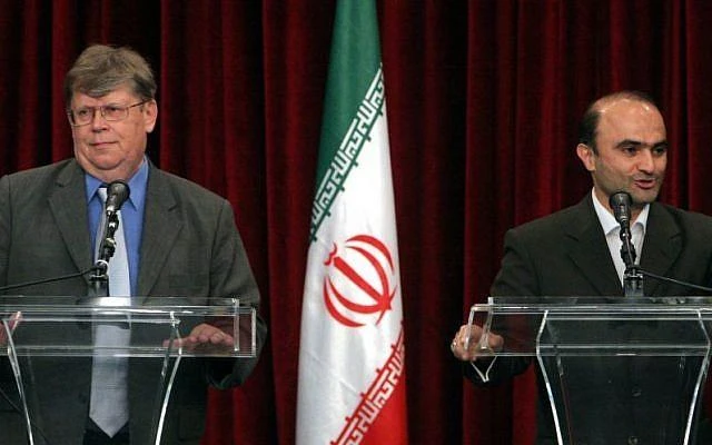 Nhà thương lượng hạt nhân Iran Javad Vaeedi (phải) và Phó Tổng Giám đốc IAEA Olli Heinonen (trái) trong một cuộc họp báo sau cuộc gặp ở Tehran ngày 12-7-2007. Ảnh: AP