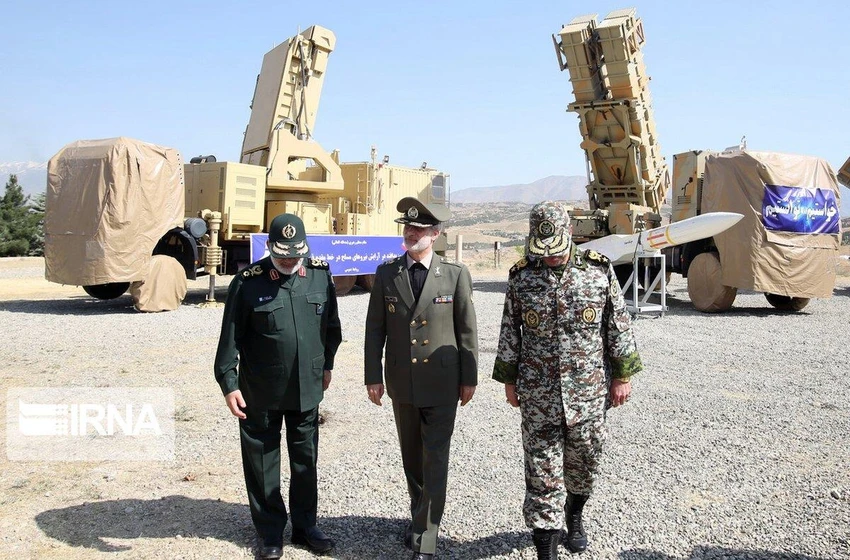 Bộ trưởng Quốc phòng Iran – Chuẩn tướng Amir Hatami (giữa) đến tham dự lễ ra mắt hệ thống tên lửa phòng không Khordad 15 ngày 9-6. Ảnh: TWITTER