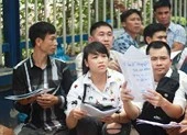 Cận cảnh người dân rồng rắn, quỳ gối làm visa Hàn Quốc