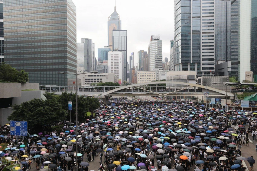 Người dân Hong Kong biểu tình đợt hai sáng nay 12-6 phản đối dự luật dẫn độ. Ảnh: SCMP